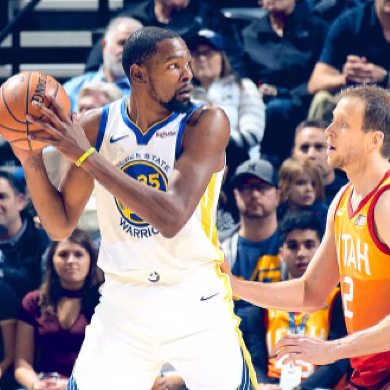 Kevin Durant lo intenta ante Joe Ingles.