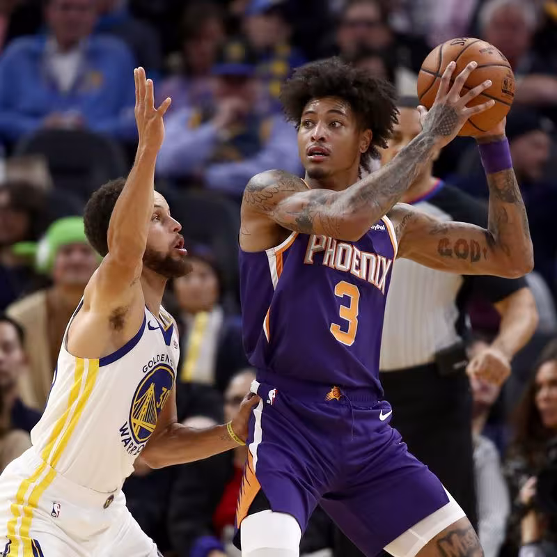 Kelly Oubre, ante Stephen Curry, en un Suns-Warriors.