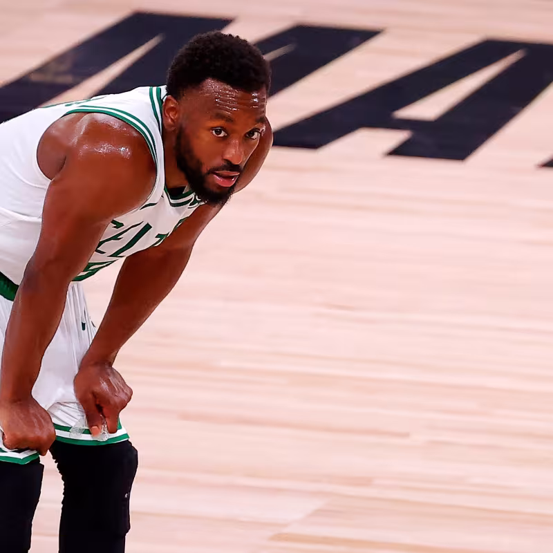 Kyrie Irving se abraza a Kemba Wlaker. Foto: Getty.