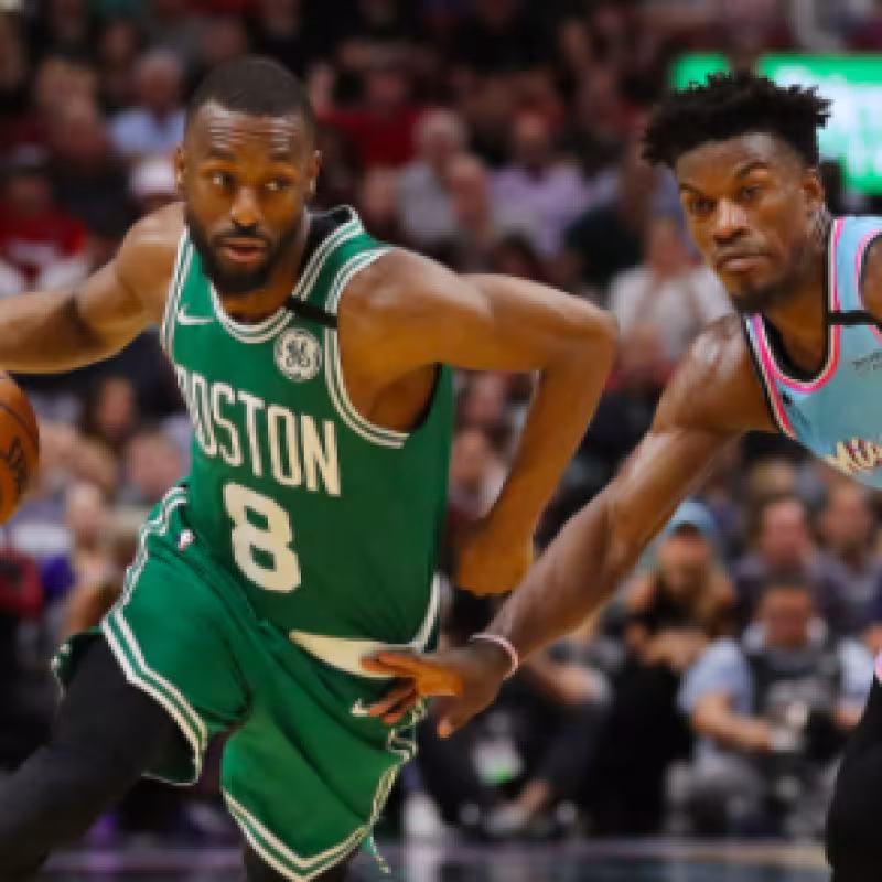 Kemba Walker, junto a Jimmy Butler, en un Celtics-Heat de la presente temporada.