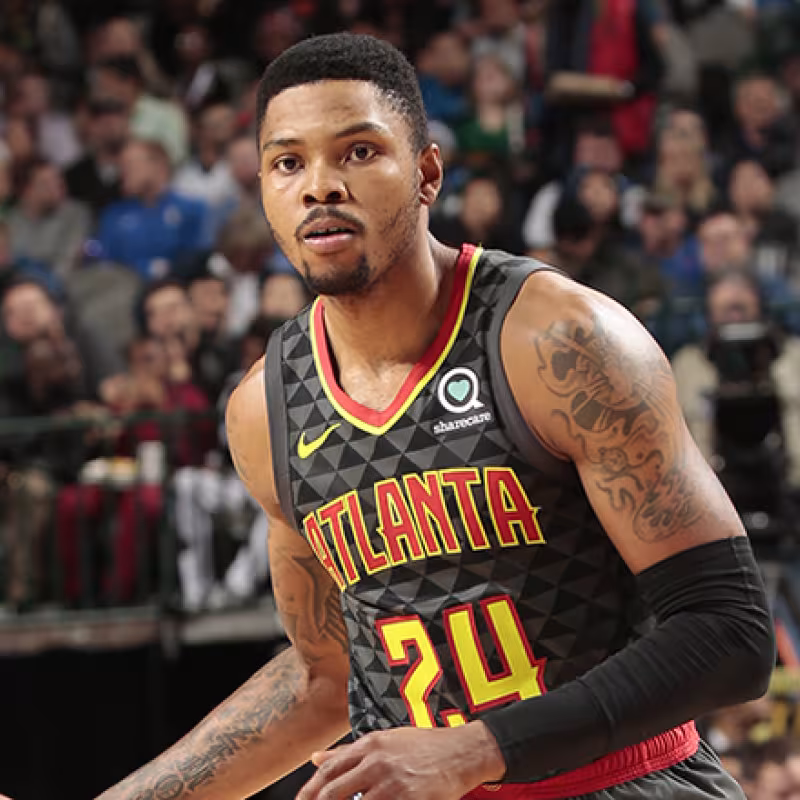 Kent Bazemore se acoge a su opción de jugador