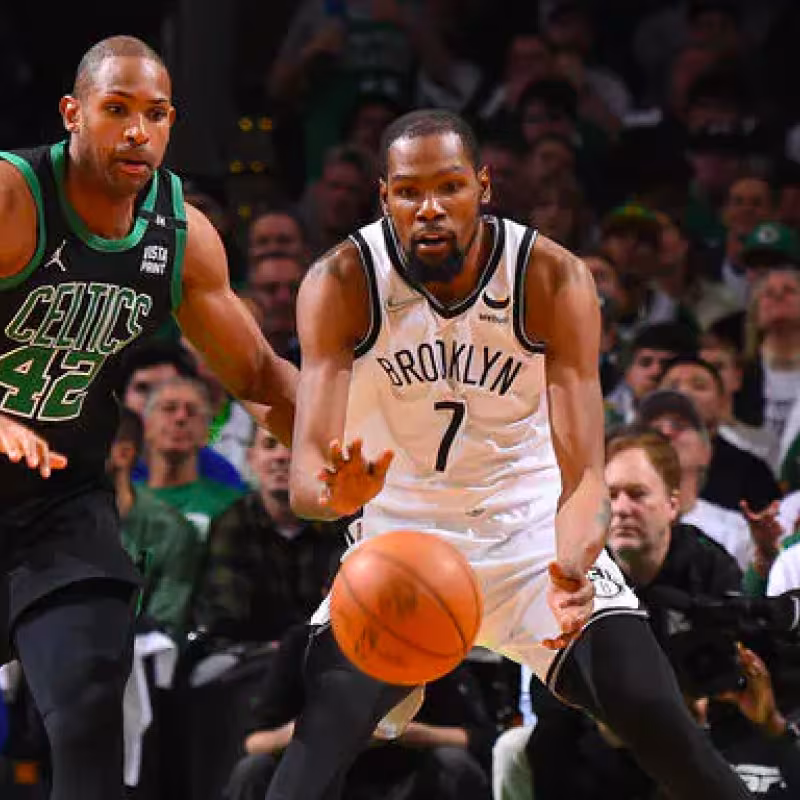 Kevin Durant, junto a Al Horford, en el Nets-Celtics.