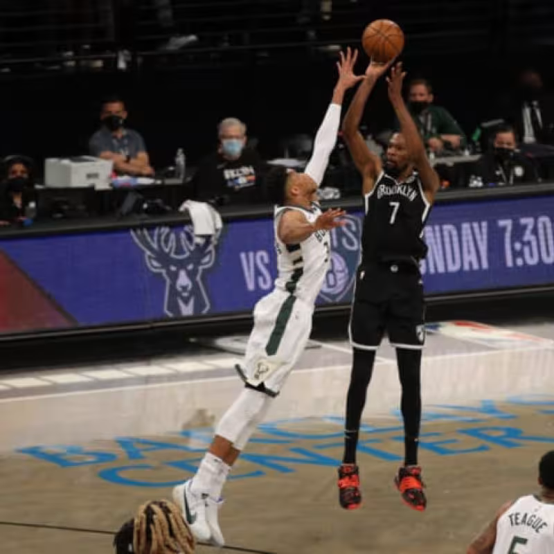 Kevin Durant, lanzando ante Giannis Antetokounmpo. 