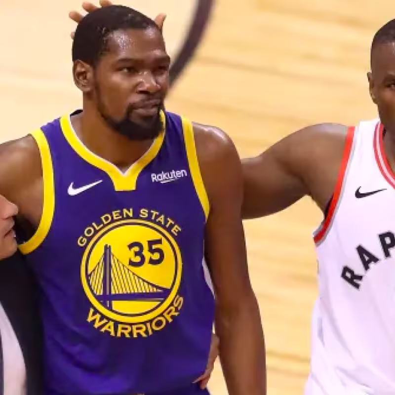 Kevin Durant, siendo consolado por Serge Ibaka tras lesionarse.