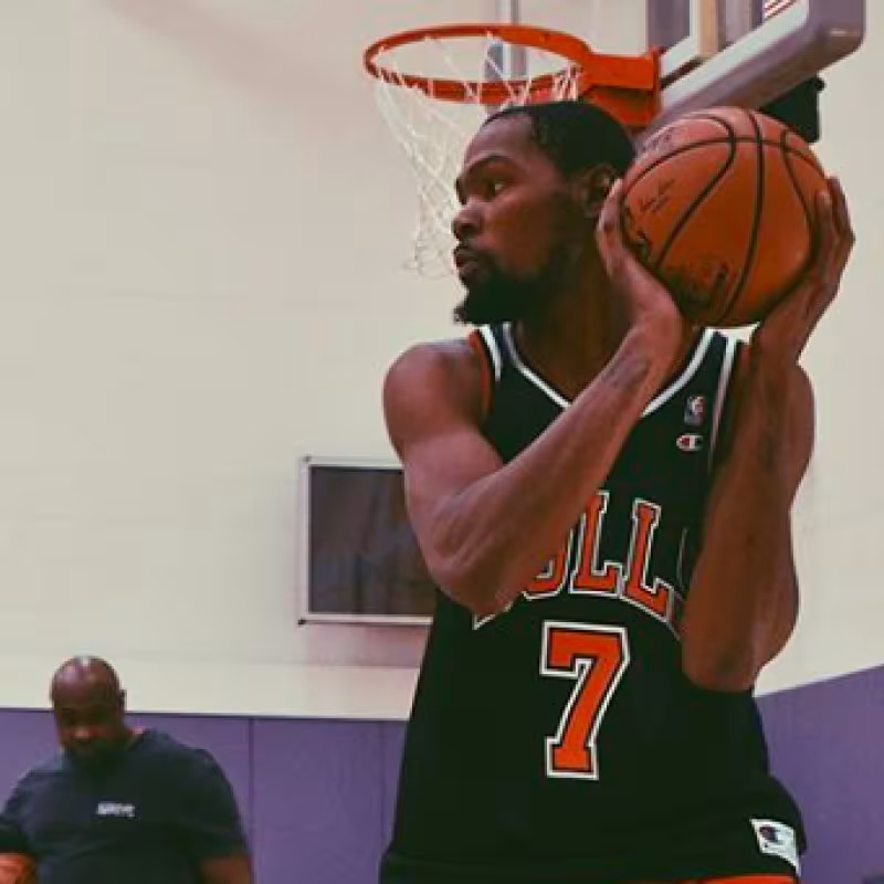 Kevin Durant se entrena en Los Angeles con la camiseta de Toni Kukoc