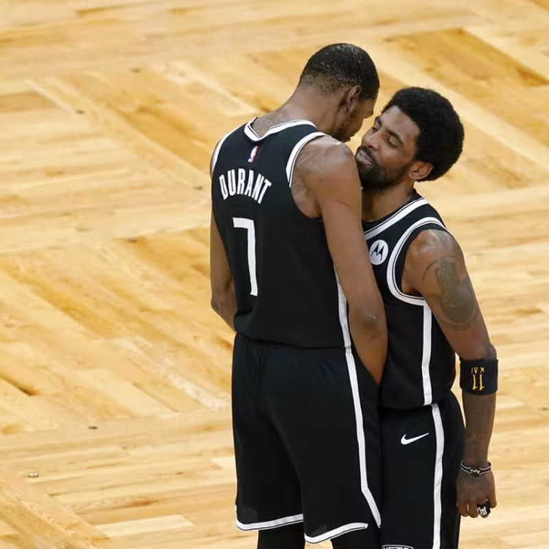 Kevin Durant, desesperado por no vacuna de Kyrie Irving. Foto: gettyimages