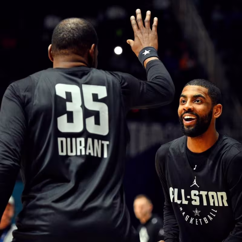 Kevin Durant y Kyrie Irving serán compañeros en los Nets.