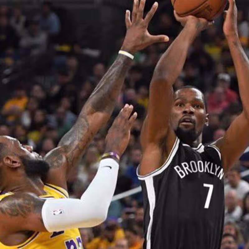 Kevin Durant y LeBron James en un partido de la NBA.