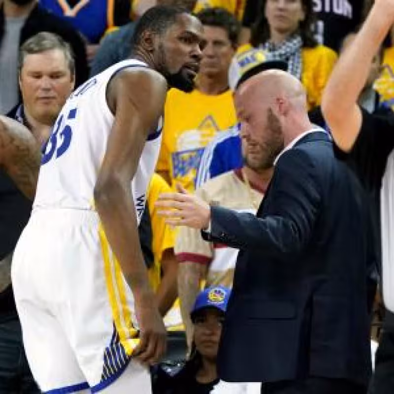 Durant sale lesionado en medio del partido. Foto: nba.com