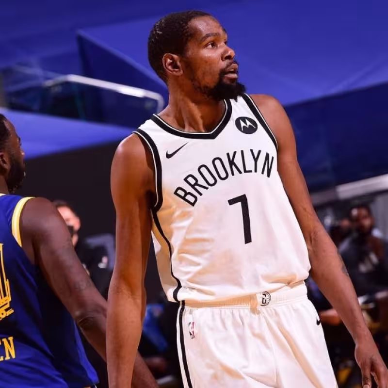 Bam Adebayo, jugador de Miami Heat, y Kevin Durant, jugador de Brooklyn Nets.