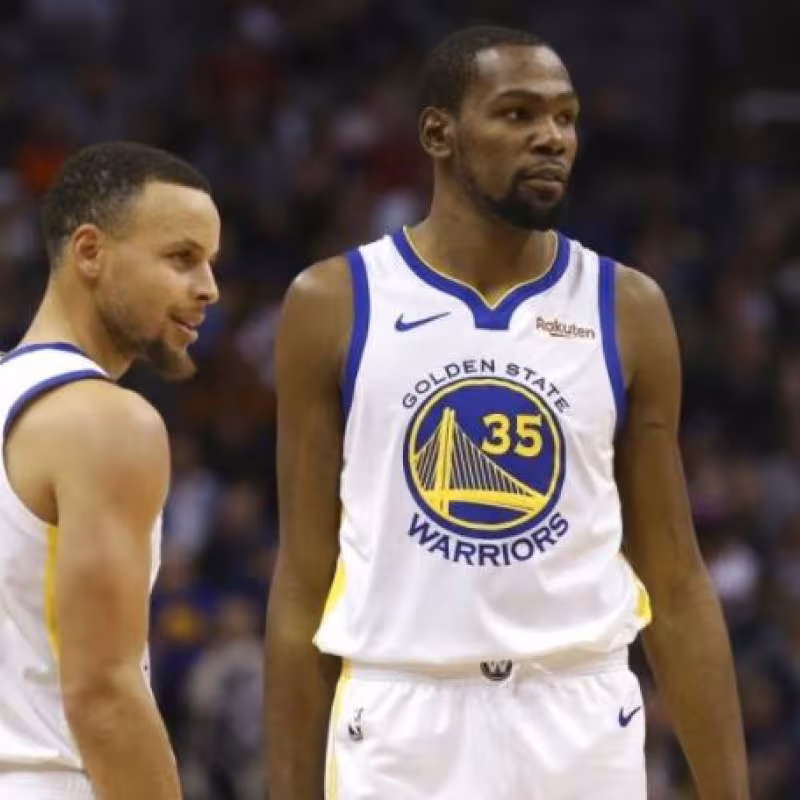Kevin Durant y Stephen Curry durante un encuentro con los Warriors "Foto: Metro" 