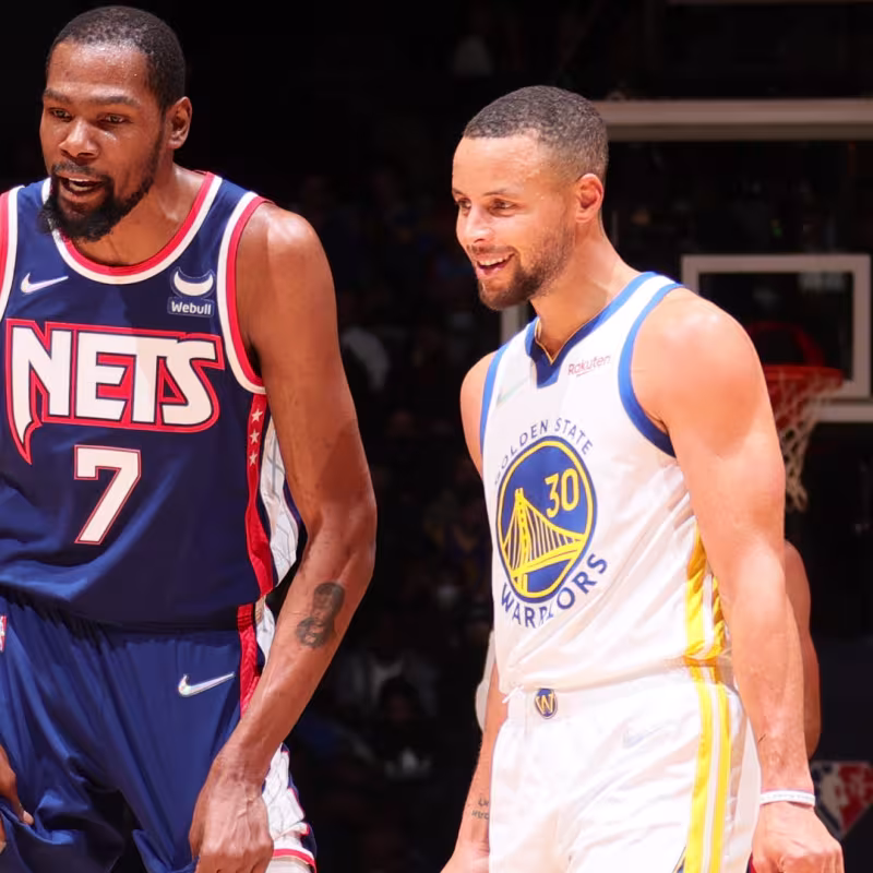 Kevin Durant y Stephen Curry, en un Warriors-Nets. 
