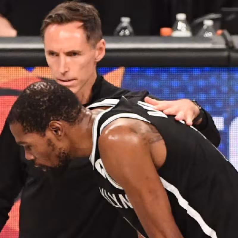 Kevin Durant, junto a su entrenador Steve Nash. 