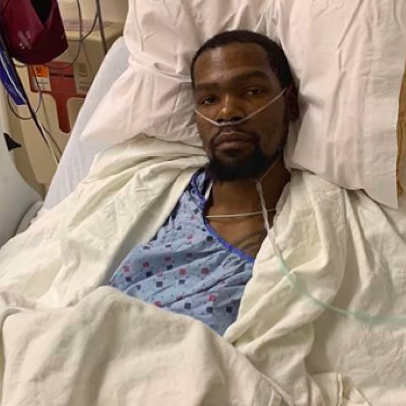Kevin Durant, justo después de su operación.