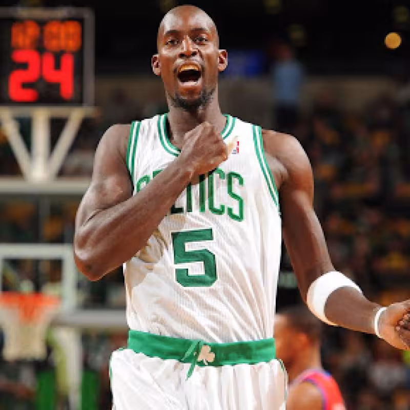 Kyrie Irving, jugador de Brooklyn Nets, y Kevin Garnett, ex jugador y leyenda de Boston Celtics.