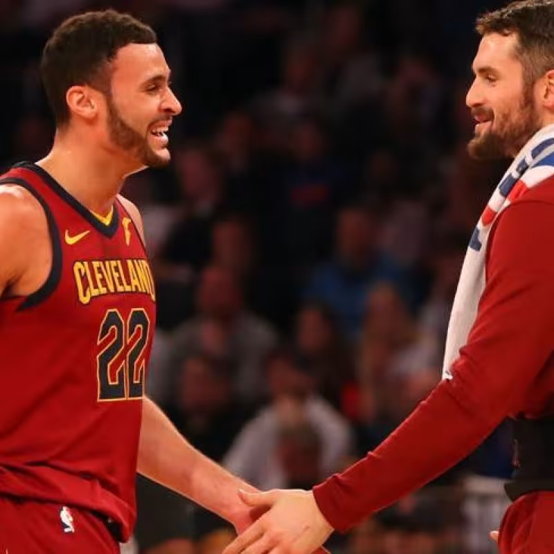 Kevin Love junto a Larry Nance Jr, ahora jugador de Portland Trail Blazers.