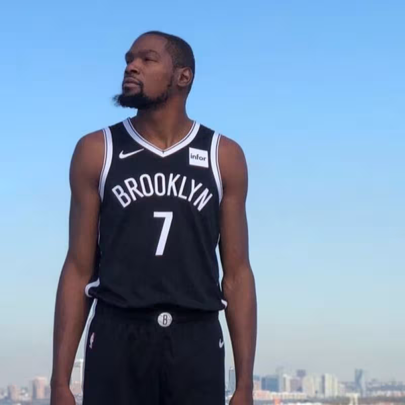 Kevin Durant posando con la camiseta de los Brooklyn Nets.