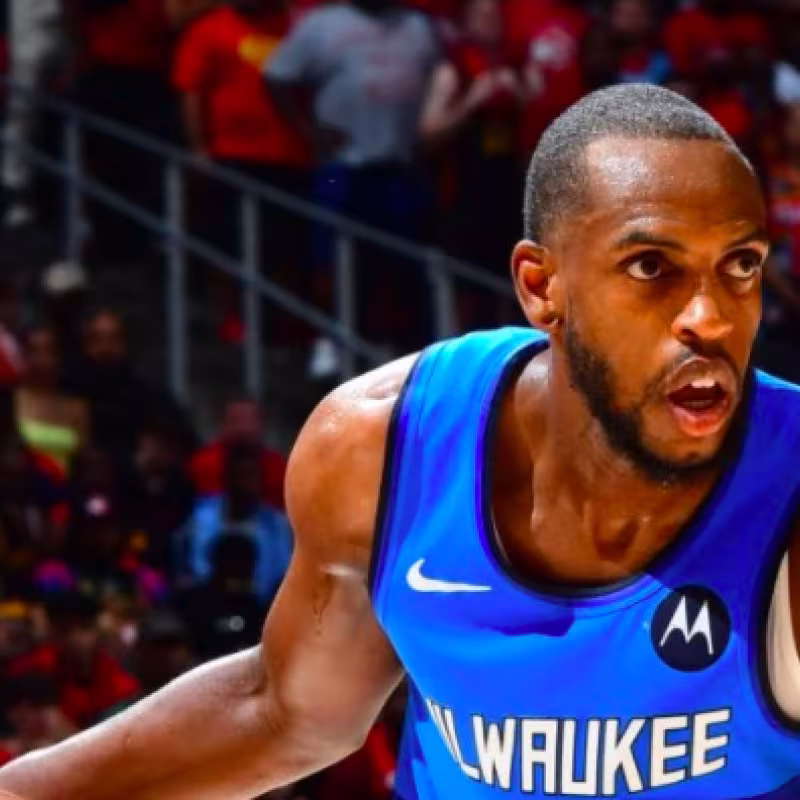 La locura de Khris Middleton en el último cuarto ante los Hawks
