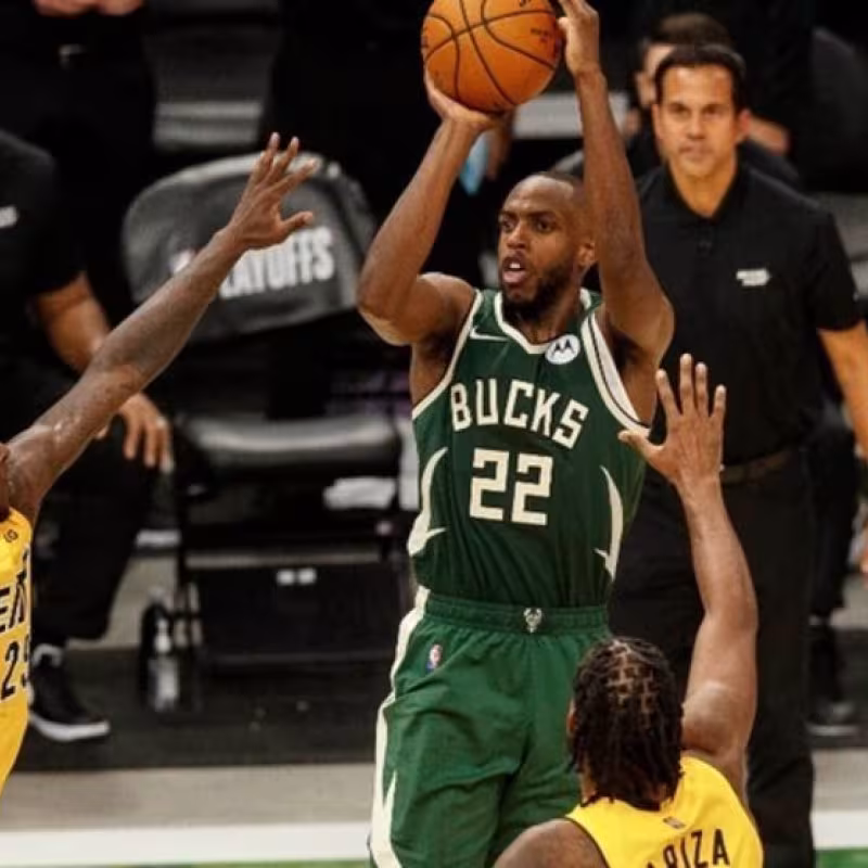La increíble canasta ganadora de Khris Middleton para Milwaukee Bucks