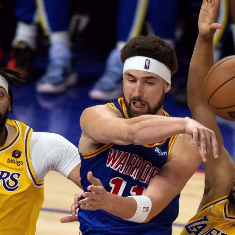Klay Thompson, ante Anthony Davis, en un Lakers-Warriors. 