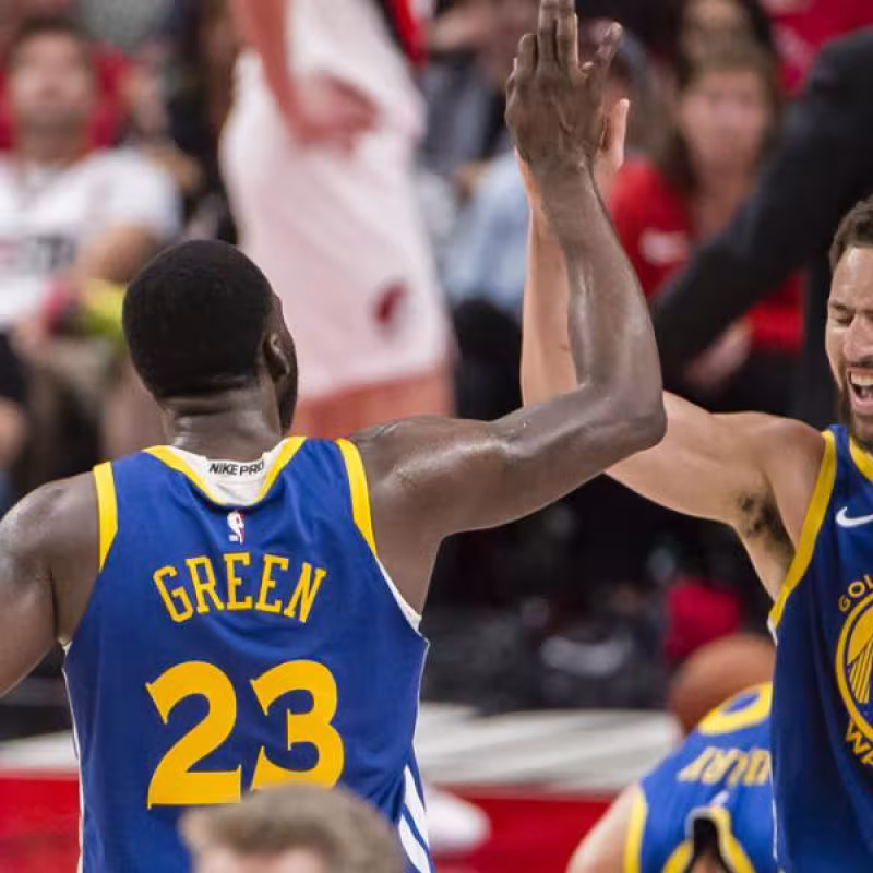 Klay Thompson, junto a Draymond Green, en un partido de Golden State Warriors.