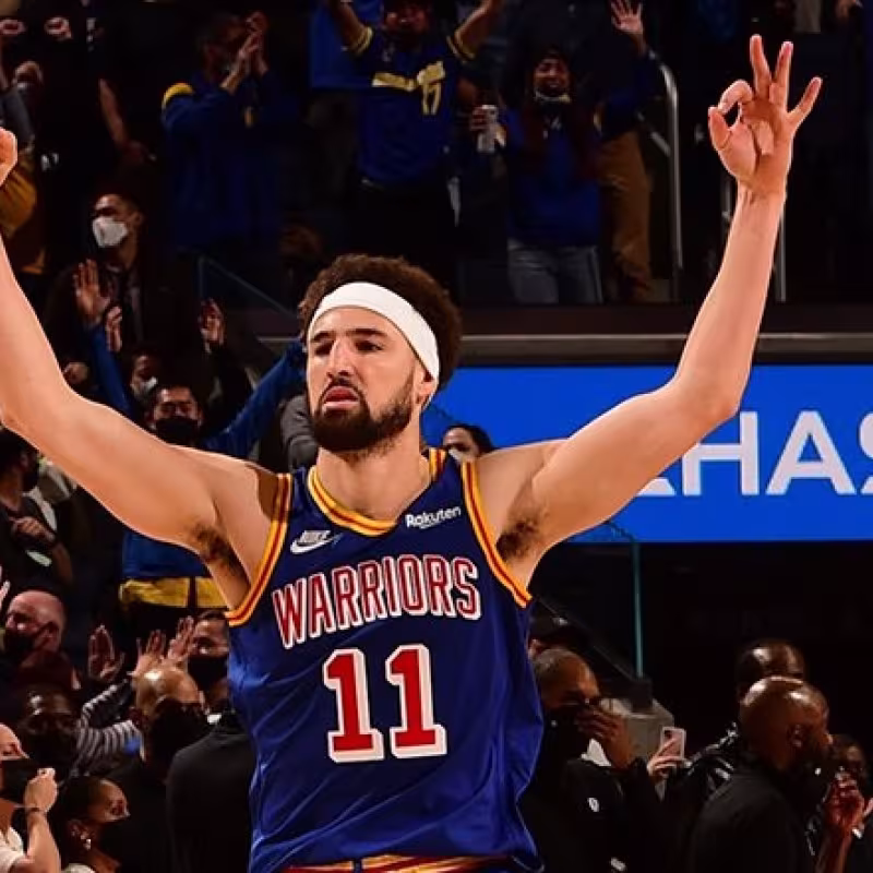 Un triple decisivo de Klay Thompson neutraliza a un gran Irving para que los Warriors ganen a los Nets