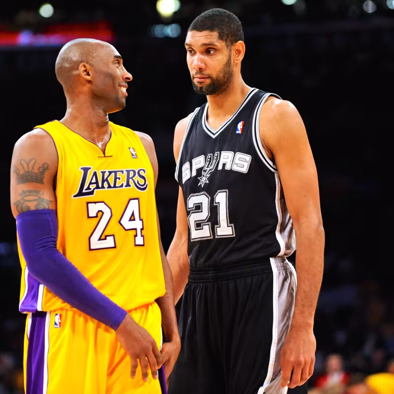 Kobe Bryant, junto a Tim Duncan en un Lakers-Spurs. 