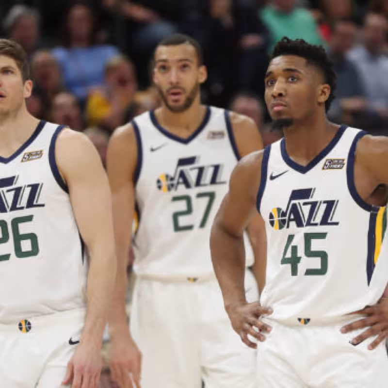 Kyle Korver (i), junto a Rudy Gobert y Donovan Mitchell.