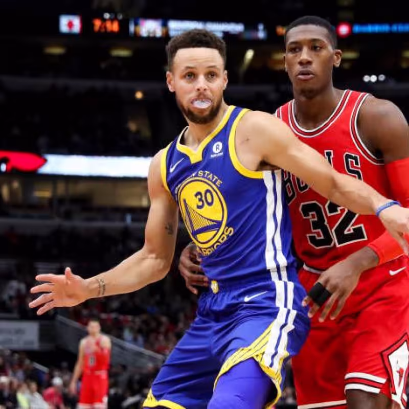 Stephen Curry y Kris Dunn en un Warriors-Bulls.