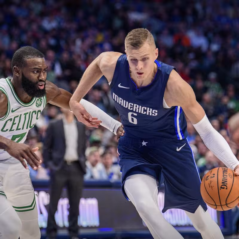 Kristaps Porzingis, frente a Jaylen Brown en un Celtics-Mavs. 