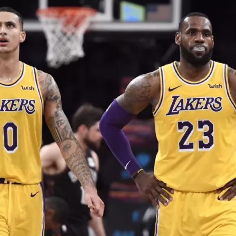 Kyle Kuzma y LeBron James, jugadores de Los Angeles Lakers.