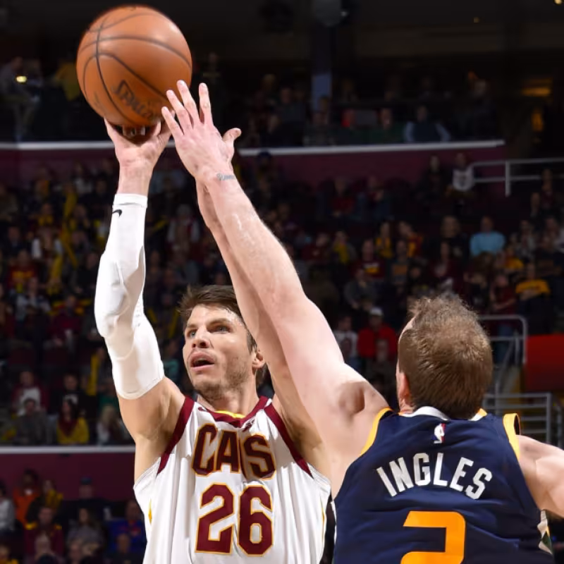 Kyle Korver lanza ante Joe Ingles.