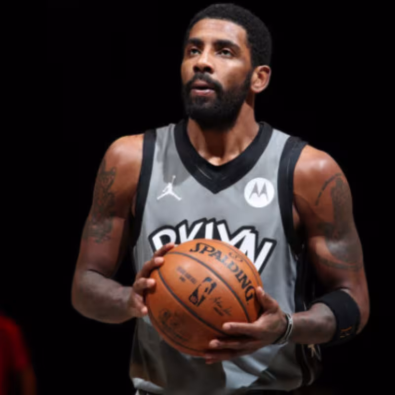 Kyrie Irving con el balón "Foto: NBA.com"