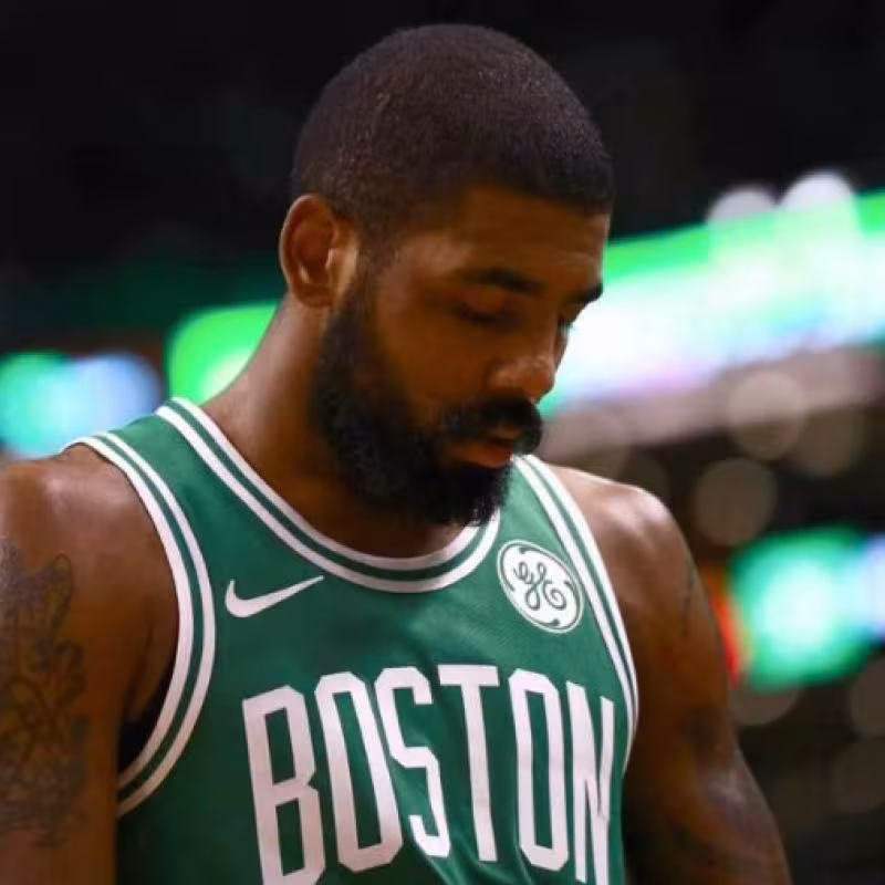 Los Celtics salen abucheados del TD Garden y Kyrie Irving se lesiona la rodilla