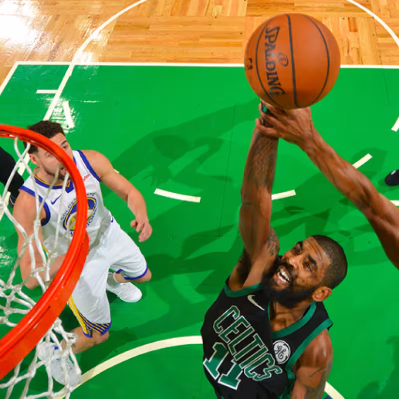 Kyrie Irving revienta el aro rival pese a la defensa de Iguodala.