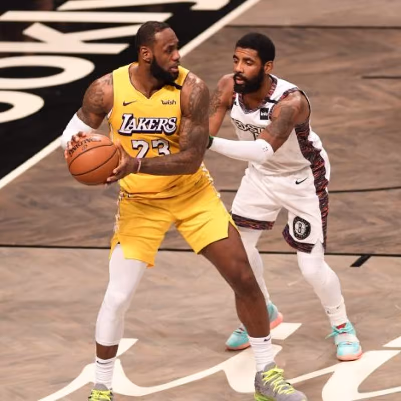 Kyrie Irving, frente a LeBron James, en un Lakers-Nets. 