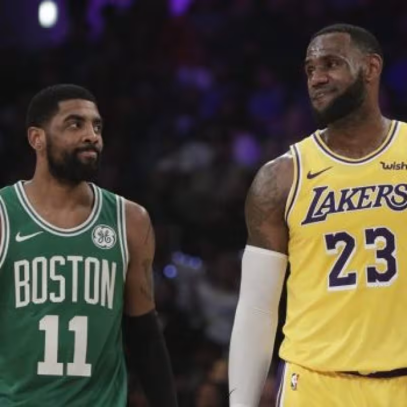 Kyrie Irving y LeBron James en un Lakers-Celtics de esta temporada.