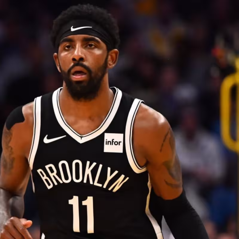 Kyrie Irving y Bruce Brown, jugadores de Brooklyn Nets.