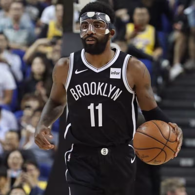 Irving jugó enmascarado, pero fue golpeado y debió salir. Foto: nba.com