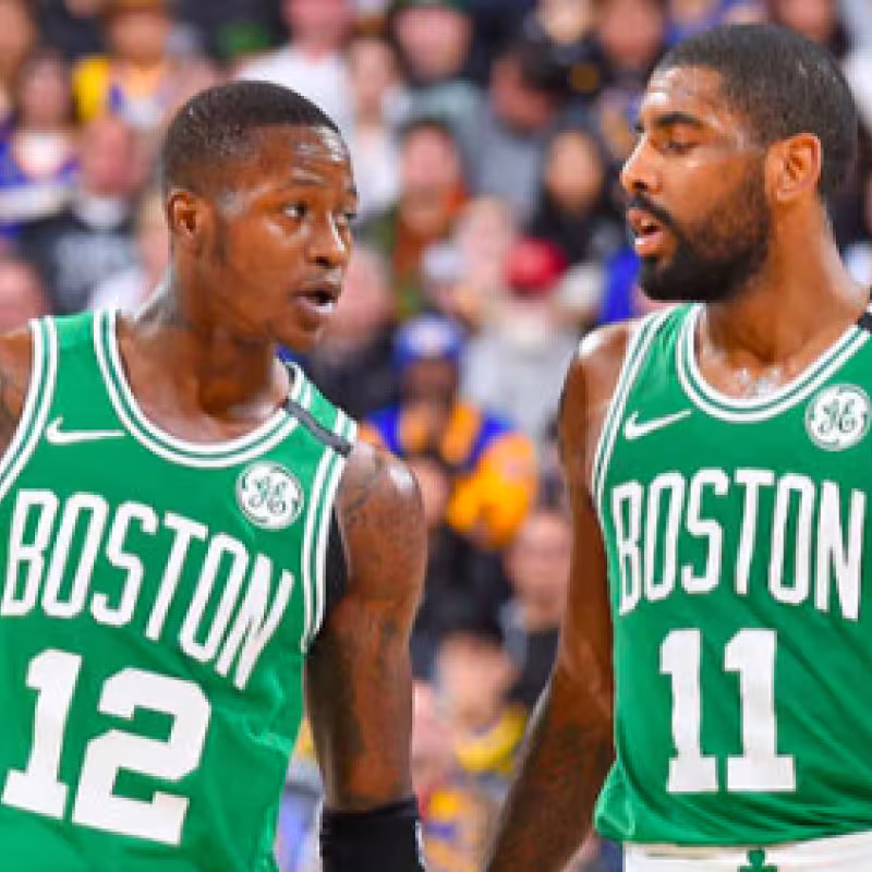Kyrie Irving junto a Terry Rozier en un partido de los Celtics.