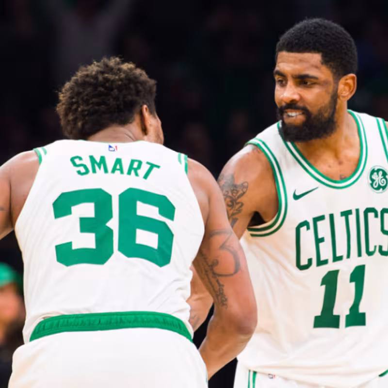 Kyrie Irving celebra una canasta junto a Marcus Smart.