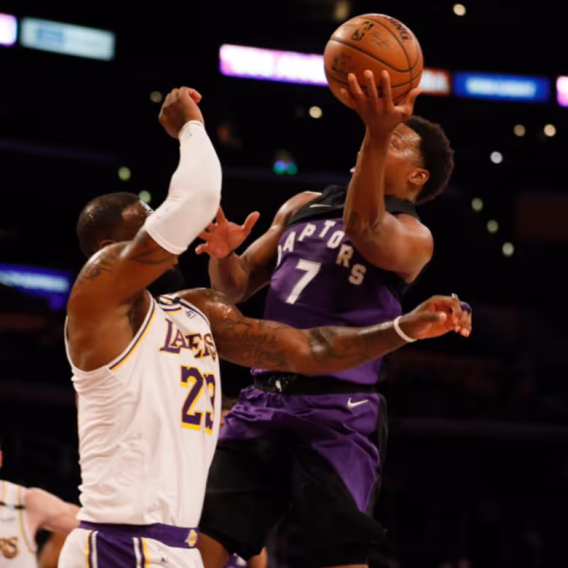 Lowry frente a LeBron James, en el Lakers-Raptors de la pasada madrugada. 