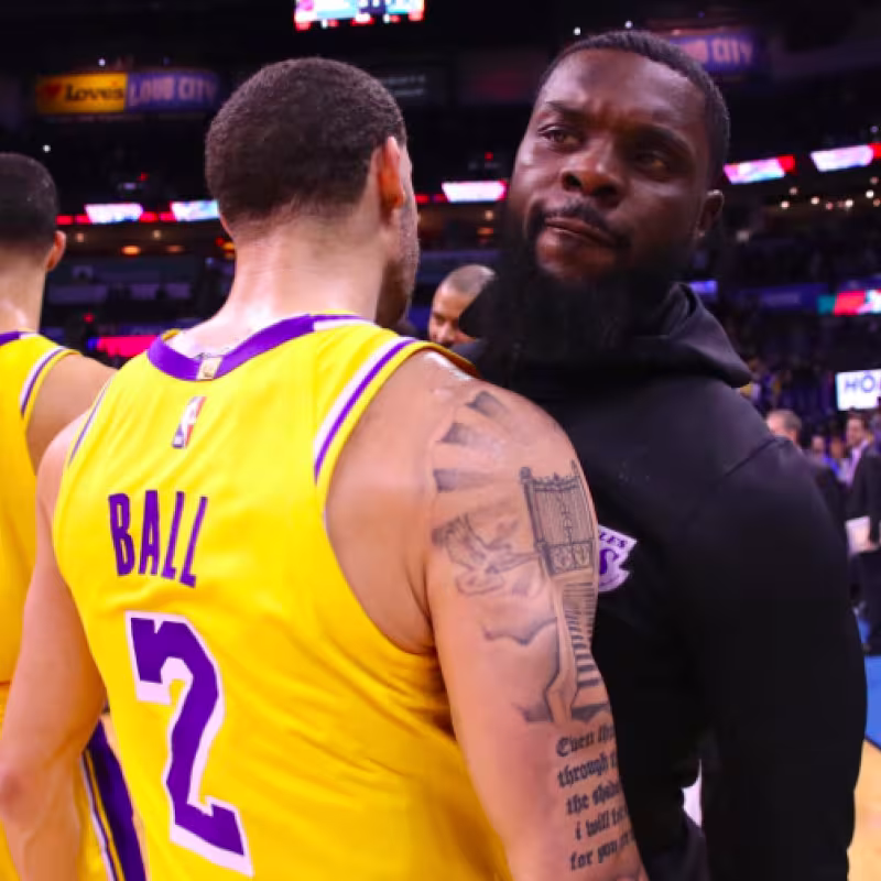 Ball y Stephenson se abrazan tras el triunfo de los Lakers.