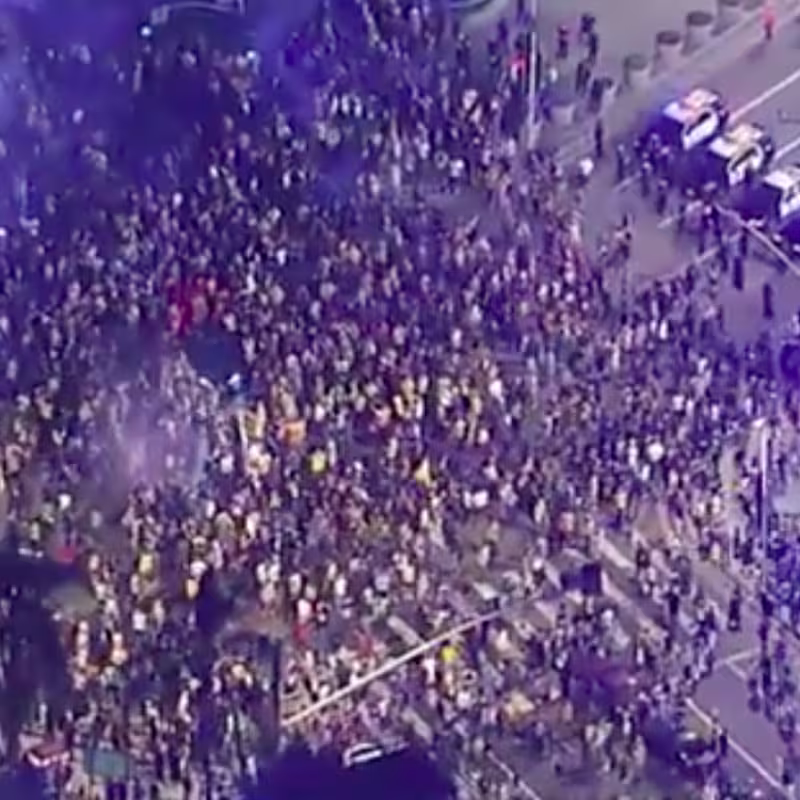 Los fans de los Lakers pasan del coronavirus y revientan los alrededores del Staples Center