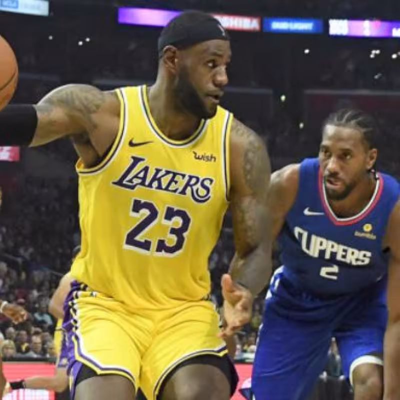 LeBron James protege el balón ante Kawhi Leonard "Foto: CBS Sports"