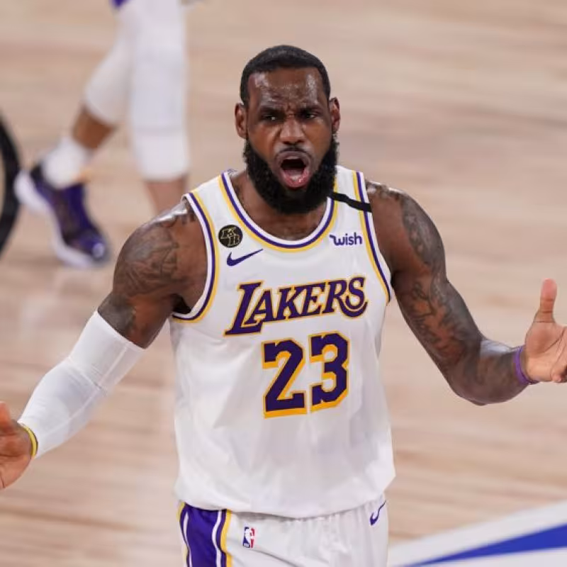 Los Angeles Lakers tras perder con Miami Heat. Foto: gettyimages