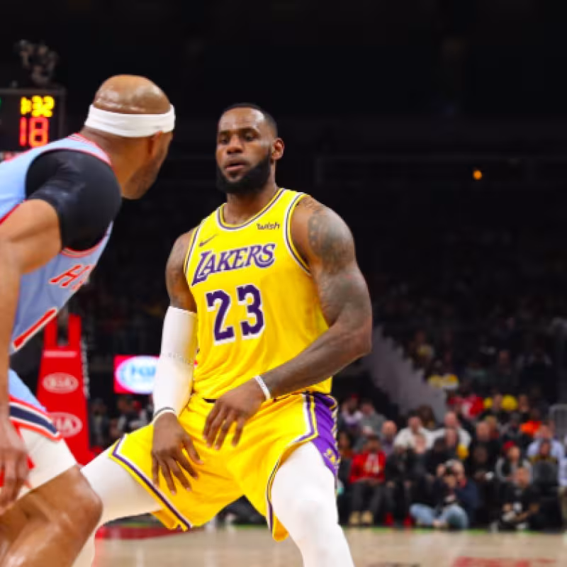 LeBron James intenta un bloqueo para Kuzma.
