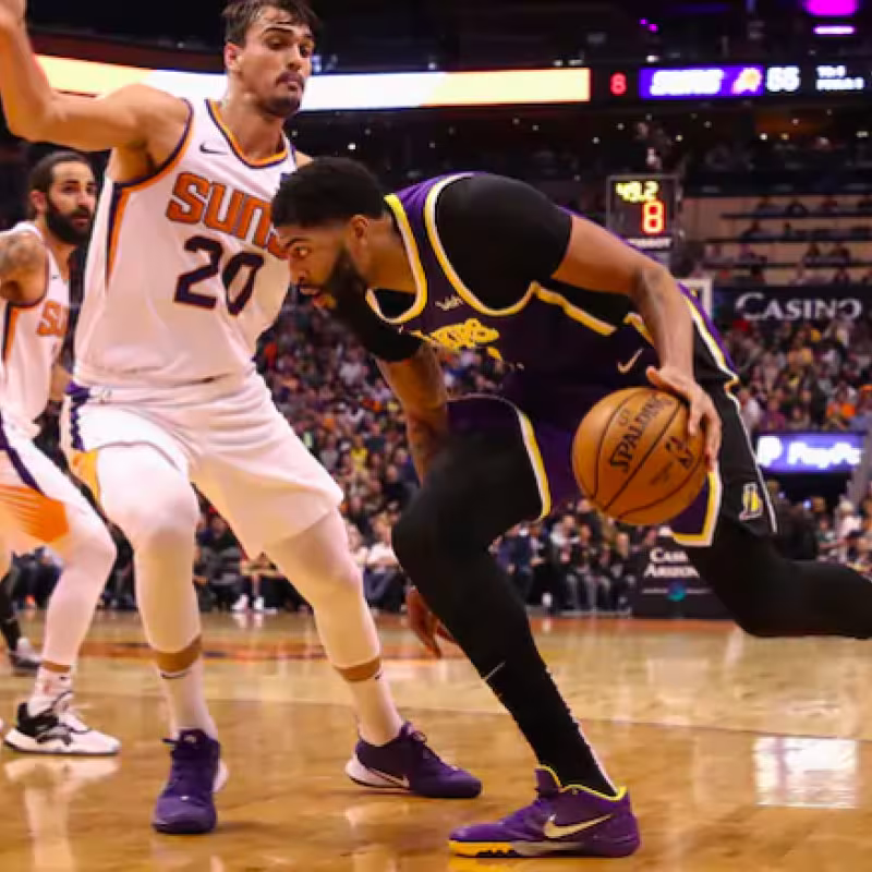 Anthony Davis ataca el aro rival ante la defensa de Saric y Rubio.