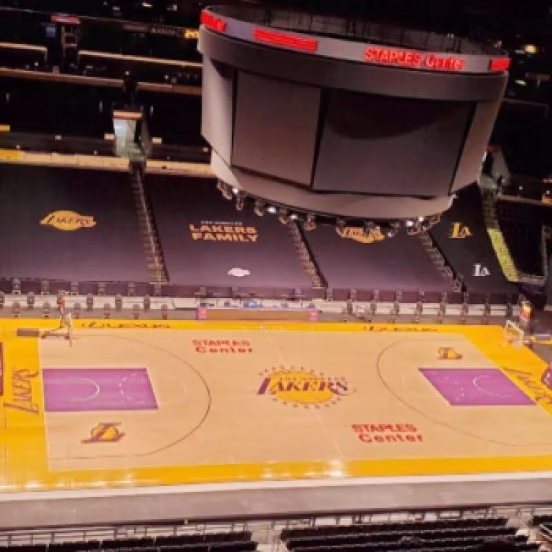 Rob Pelinka asegura que todos los jugadores de los Lakers se vacunarán