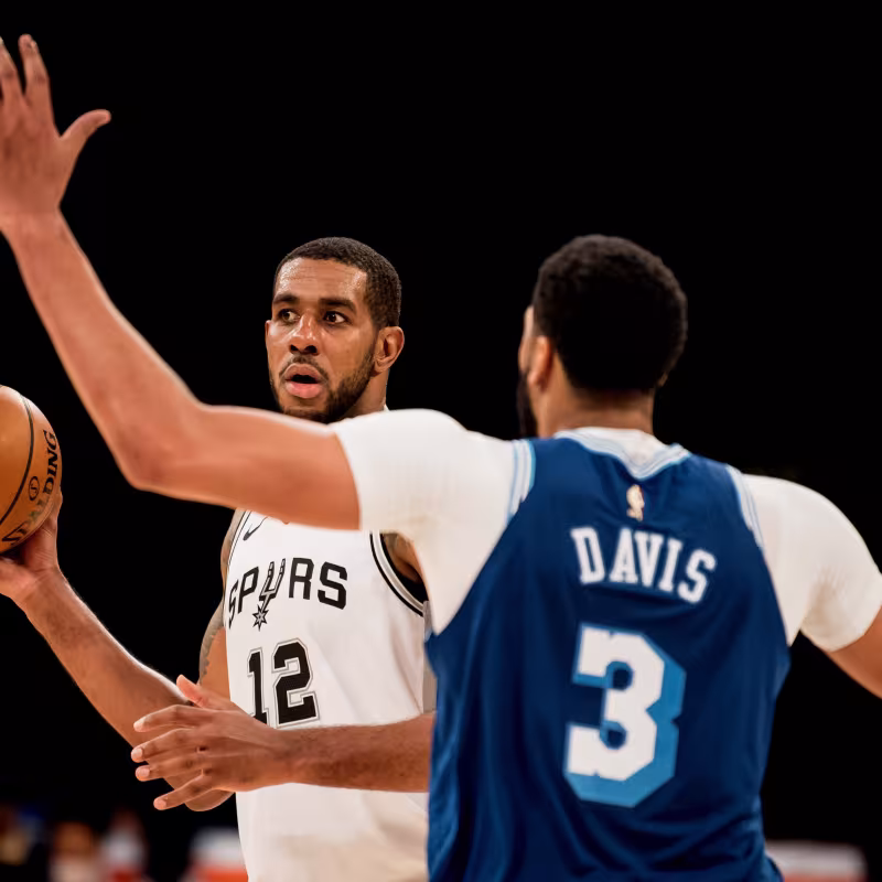 LaMarcus Aldridge, atacando a Anthony Davis.
